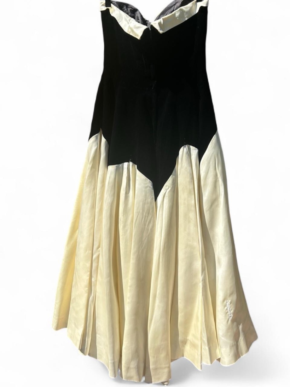 Elegant Black and White Vintage Strapless Gown